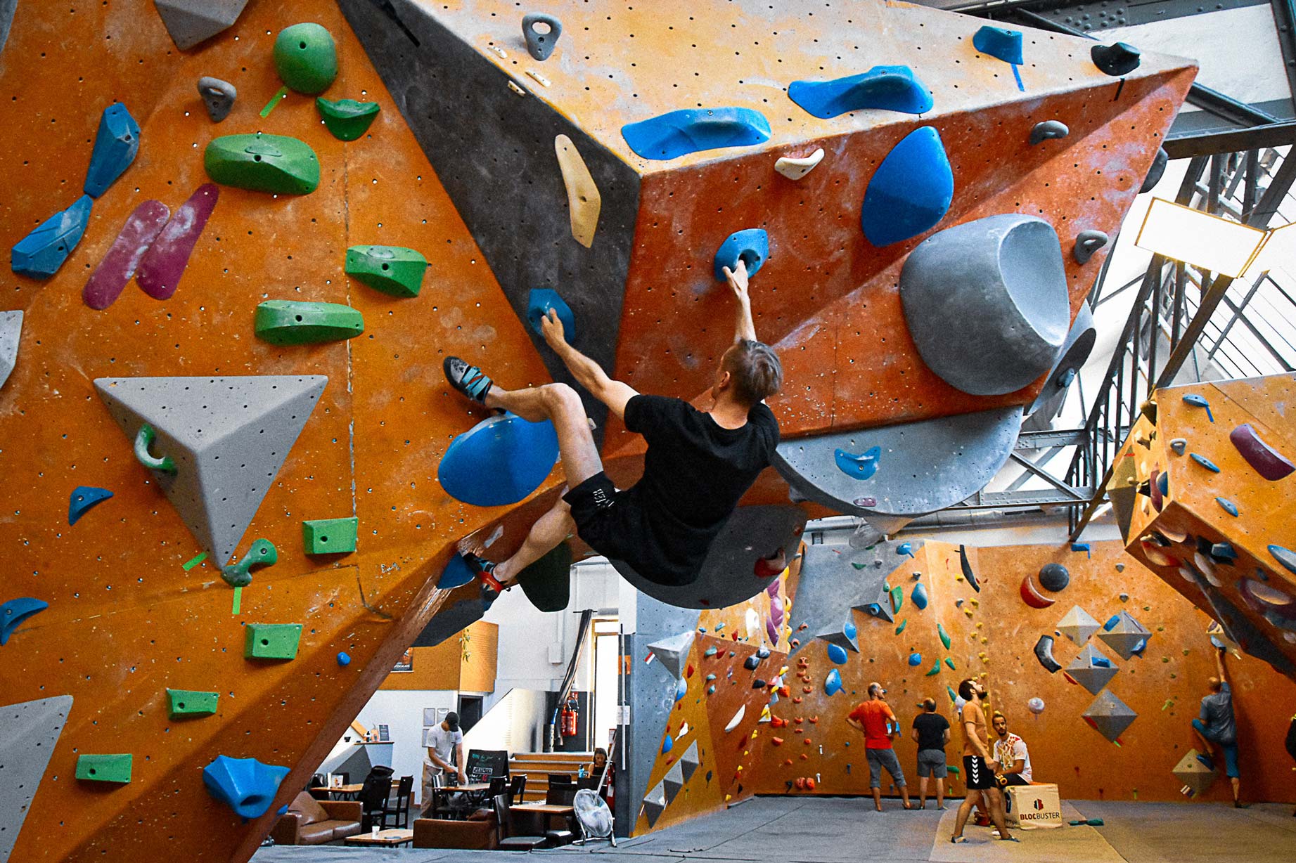 Cours d'escalade ados & adultes à Blocbuster Courbevoie